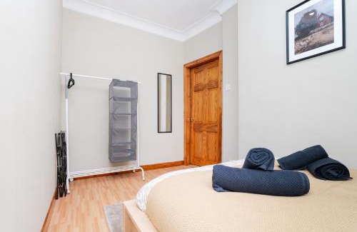 Grangemouth Apartment | 2Bed Upper Cottage Flat-On Street Parking