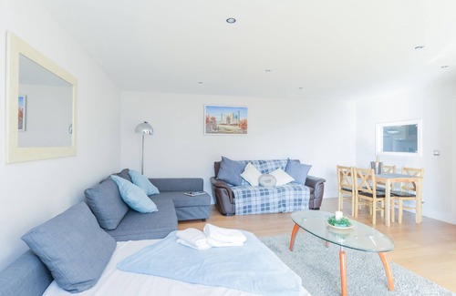 Royal Docks Apartment | 2Bedrooms 2 Bathroom Near City Airport, Excel and the 02 sleeps up to 9 peeople