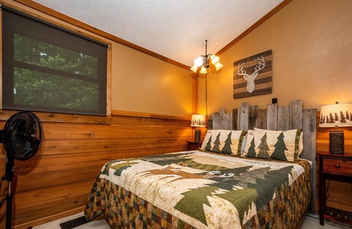 Helmsburg Cabin | 2BR, 2 BA Log Cabin