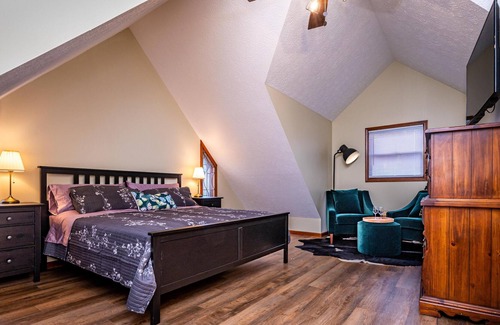 Helmsburg Cabin | 2BR, 3.5 BA Log Cabin