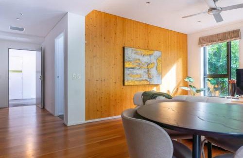 Docklands Apartment | 2BR Apt in Docklands WiFi City walk Water nearby