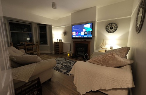 Rhos on Sea Apartment | 2br-beachviews-petfriendly-freeparking