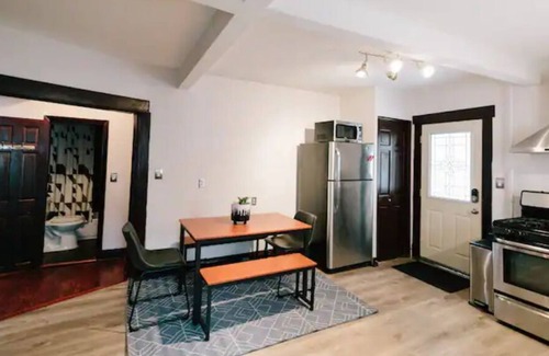 Urbana House | 2BR Bungalow DT Urbana w/ 1GB WiFi + Spacious Yard