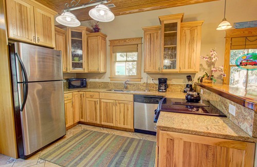 Manteo Cottage | 2BR coastal cottage w/whirlpool tub & patio