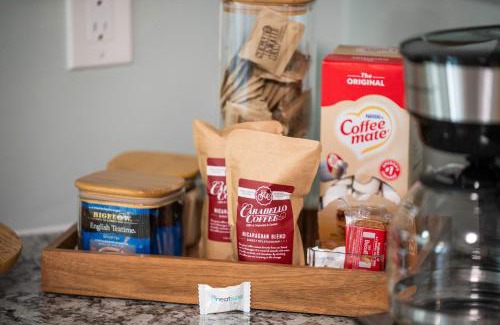 Williamstown Apartment | 2BR Condo Near Ark for 6 Guests - Free Parking