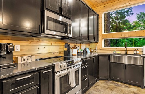 Pickens Cabin | 2BR Cozy Getaway | Firepit, Hot Tub & Luxe Design