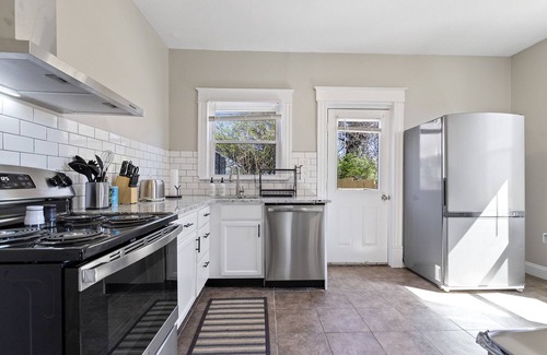 Roselawn Finance House | 2BR Cozy Home with Dedicated Officen