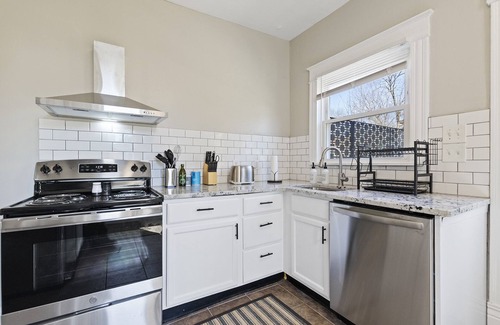 Roselawn Finance House | 2BR Cozy Home with Dedicated Officen