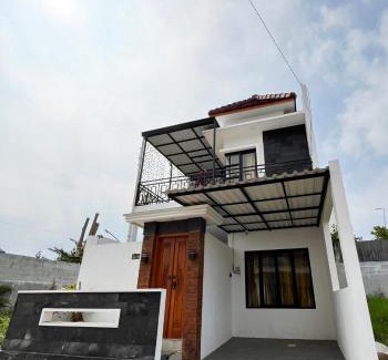 Sidomulyo Villa | 2BR Family Villa with Private Pool, Rooftop, Karaoke by Villa Tama