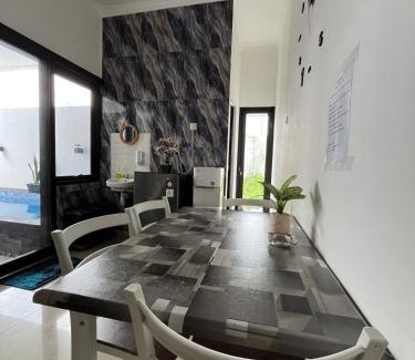 Sidomulyo Villa | 2BR Family Villa with Private Pool, Rooftop, Karaoke by Villa Tama