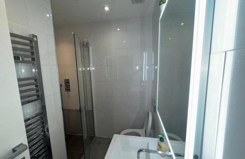 Farnham Common Apartment | 2BR Flat in Prime Location