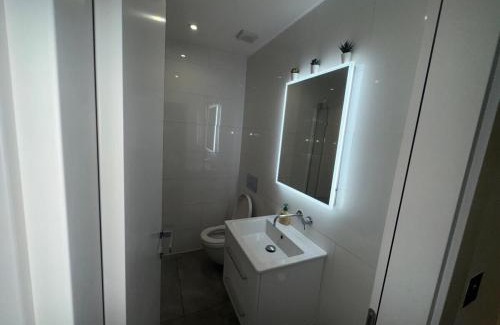 Farnham Common Apartment | 2BR Flat in Prime Location