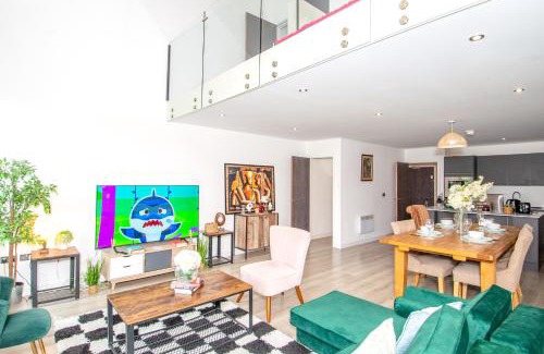 Bradford Apartment | 2BR Flat WiFi, Parking Contractors & Families