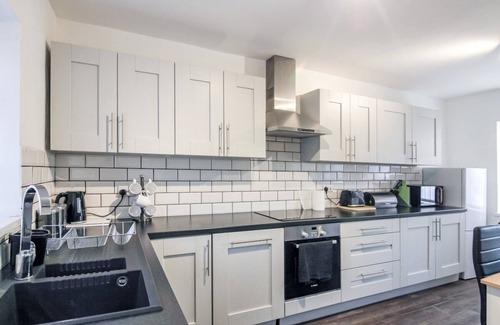 Hyde House | 2BR Furnished w/Wi-Fi l Parking
