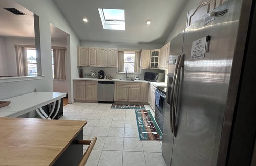 Alden Manor House | 2BR PRIV ENTRY 2nd floor of house in quiet neighborhood, close to everything!!