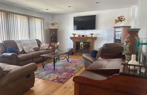 Alden Manor House | 2BR PRIV ENTRY 2nd floor of house in quiet neighborhood, close to everything!!