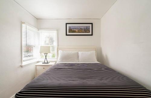 Sunnyside House | 2BR Retreat - Walk to Tabor Shops & Cafes
