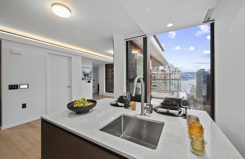 Coal Harbour Condo | 2BR: Sauna, 24/7 Gym, Parking, w/Gaggenau & Aesop