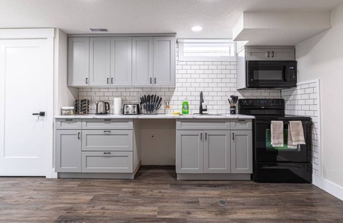 Kitchener Apartment | 2BR Sleeps 6 +Wifi+Parking+Pet