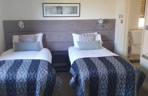 Par Cabin | 2br-sleeps4-pool-freeparking-trenythonestate
