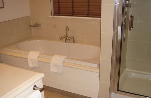 Par Cabin | 2br-sleeps4-pool-freeparking-trenythonestate