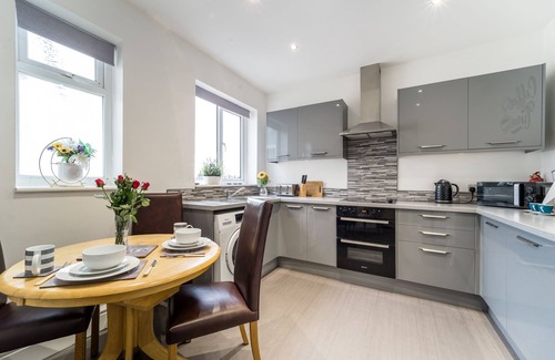 Southport Apartment | 2br-sleeps5-privategarden-freeparking-pets