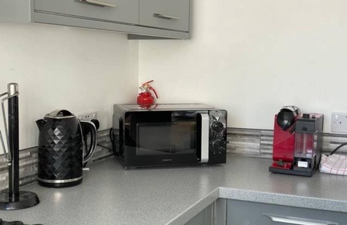 Southport Apartment | 2br-sleeps5-privategarden-freeparking-pets