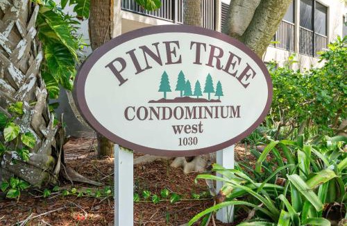 Indian Harbour Beach House | 2BR Stylish Retreat with BBQ Pool & Beach