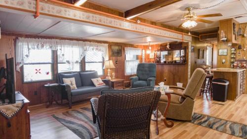 Hollister House | 2BR Walk-In Home - Near Table Rock State Park - FREE TICKETS INCLUDED - CASA