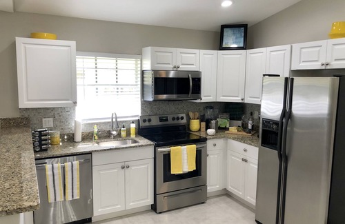 Delray Beach House | 2mins to Downtown Atlantic Avenue/3mins to Delray Beach/600Mbps/BBQ/Back Patio