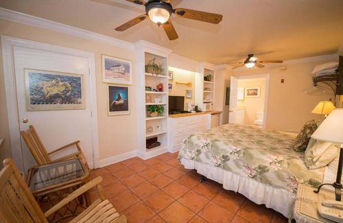Bradenton Beach Hotel | 2nd floor hotel room. NO PETS