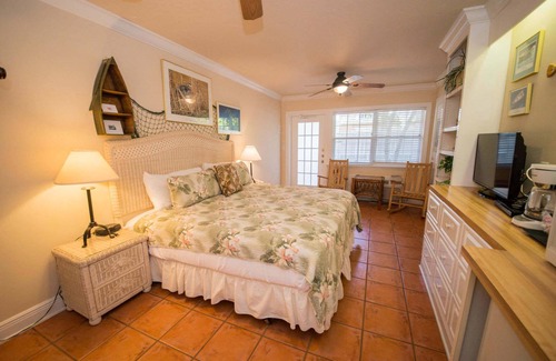 Bradenton Beach Hotel | 2nd floor hotel room. Pet Friendly