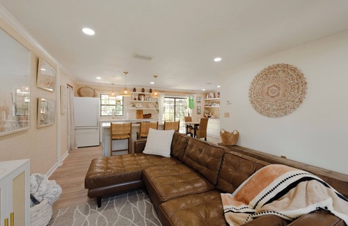 Williston House | 3/1 house in the country near Williston with AC & huge yard!