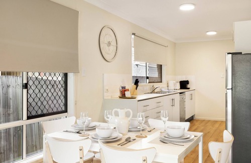 Acacia Ridge Apartment | 3 Bdr apt! Aircon! Espresso! Restaurants! 12BS3