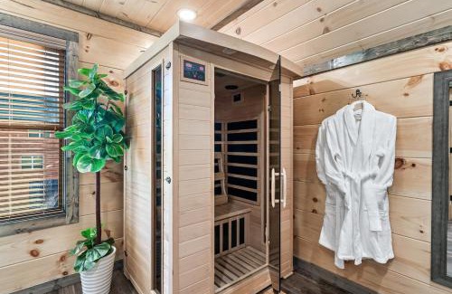 Sevierville House | 3 Bears Retreat! Luxury Indoor Pool Sauna