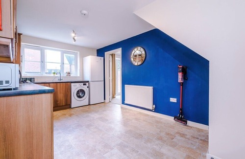 Burton on Trent House | 3 Bed+2.5 Bath|Contractors + Groups| Free Parking!