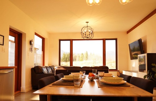 Revelstoke House | 3 bed & 2 bath Basement Suite, 1 minute away from Ski Resort