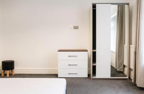 Warrington House | 3 Bed-2 Bath-Sleeps 4-Free Parking