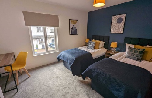 Runnymede House | 3 Bed 2 Lounge House up to 40pc off Monthly in Addlestone by Angel and Ken