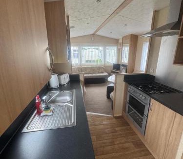 Kinmel Bay Ski Chalet | 3 Bed Caravan - Sleeps 8 - Pets - Parking