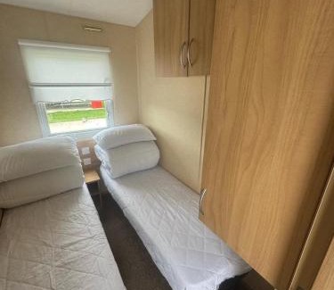 Kinmel Bay Ski Chalet | 3 Bed Caravan - Sleeps 8 - Pets - Parking