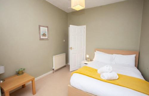 Glasgow Apartment | 3 Bed Cottage Flat with Parking