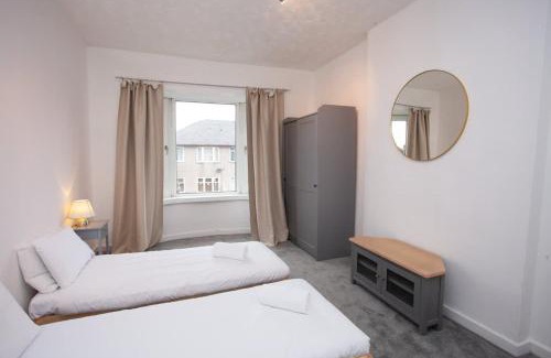 Glasgow Apartment | 3 Bed Cottage Flat with Parking