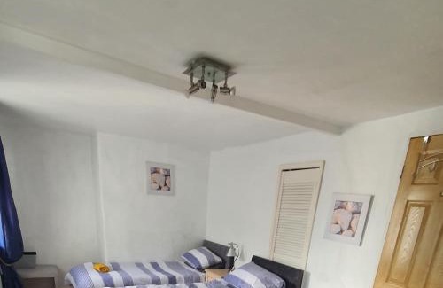 Tremadog House | 3 bed cottage Tremadog square close to restaurants and bars great walks fantastic base