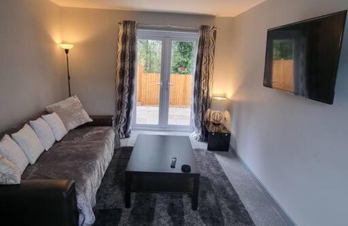 Penycae House | 3 Bed Detached House & Hot Tub