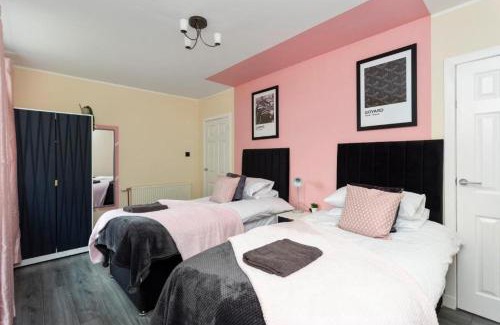Niddrie House | 3-Bed Edinburgh Abode - Parking and Garden