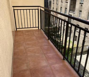 Andel Apartment | 3 Bed Flat - Sleeps 10 - Pets - Smoking on terrace