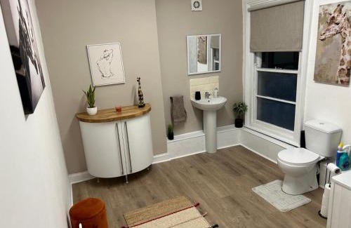 Antrim Apartment | 3 Bed Flat - Sleeps 6 - Parking - Wifi