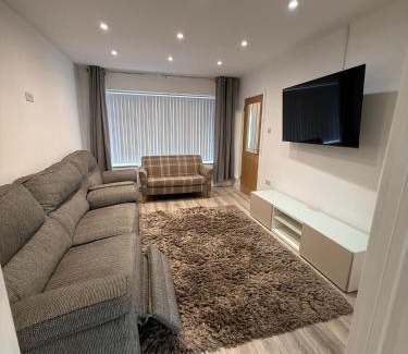 Brierley Hill Apartment | 3 Bed Home From Home Contractor & Family Stay DY5