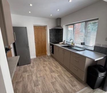 Brierley Hill Apartment | 3 Bed Home From Home Contractor & Family Stay DY5